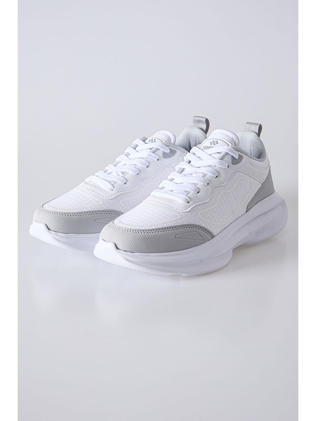 Beyaz Yüksek Tabanlı Bağcıklı Fileli Nefes Alan Erkek Spor Ayakkabı -89128-1