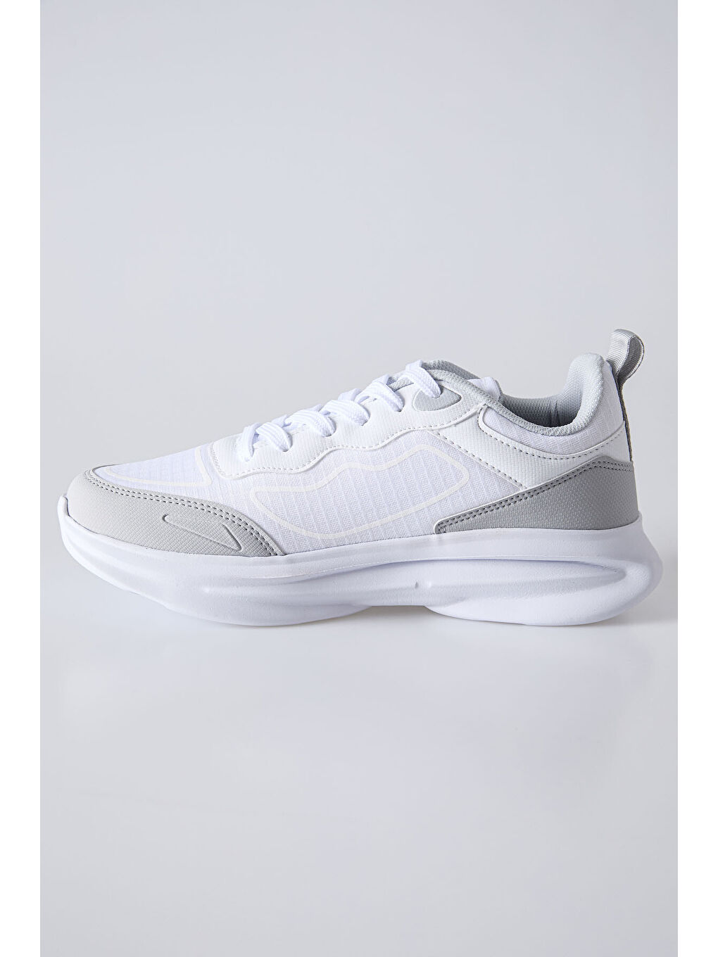 Beyaz Yüksek Tabanlı Bağcıklı Fileli Nefes Alan Erkek Spor Ayakkabı -89128-3