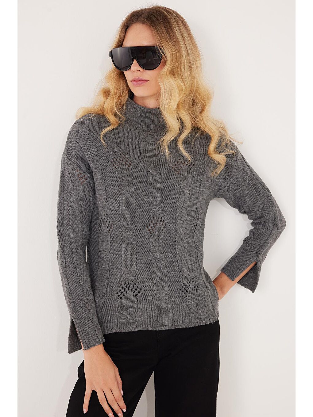 Kadın Regular Fit Klasik Kesim Yarım Balıkçı Yaka Örgü Desenli Gri Kazak-1