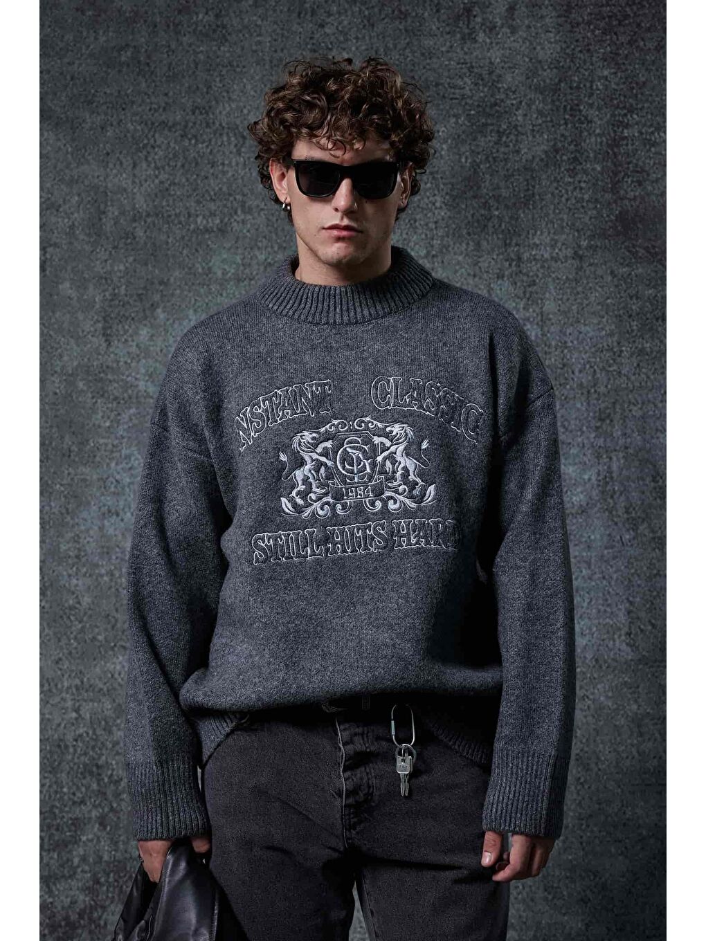 Erkek Oversize Bisiklet Yaka Nakışlı Triko Kazak Gri