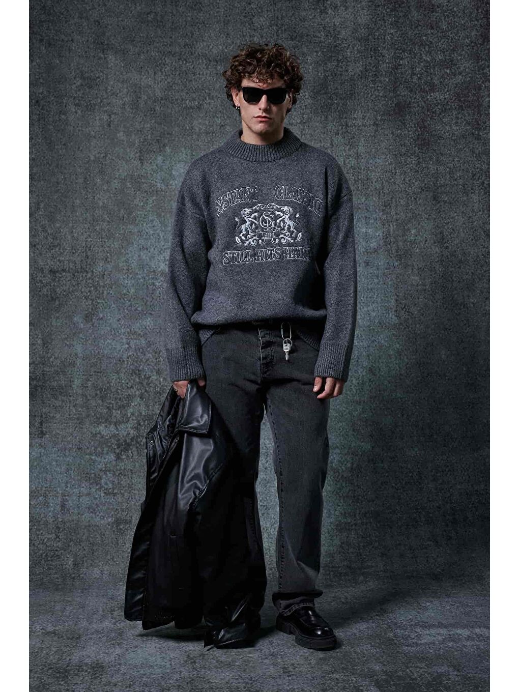 Erkek Oversize Bisiklet Yaka Nakışlı Triko Kazak Gri-1