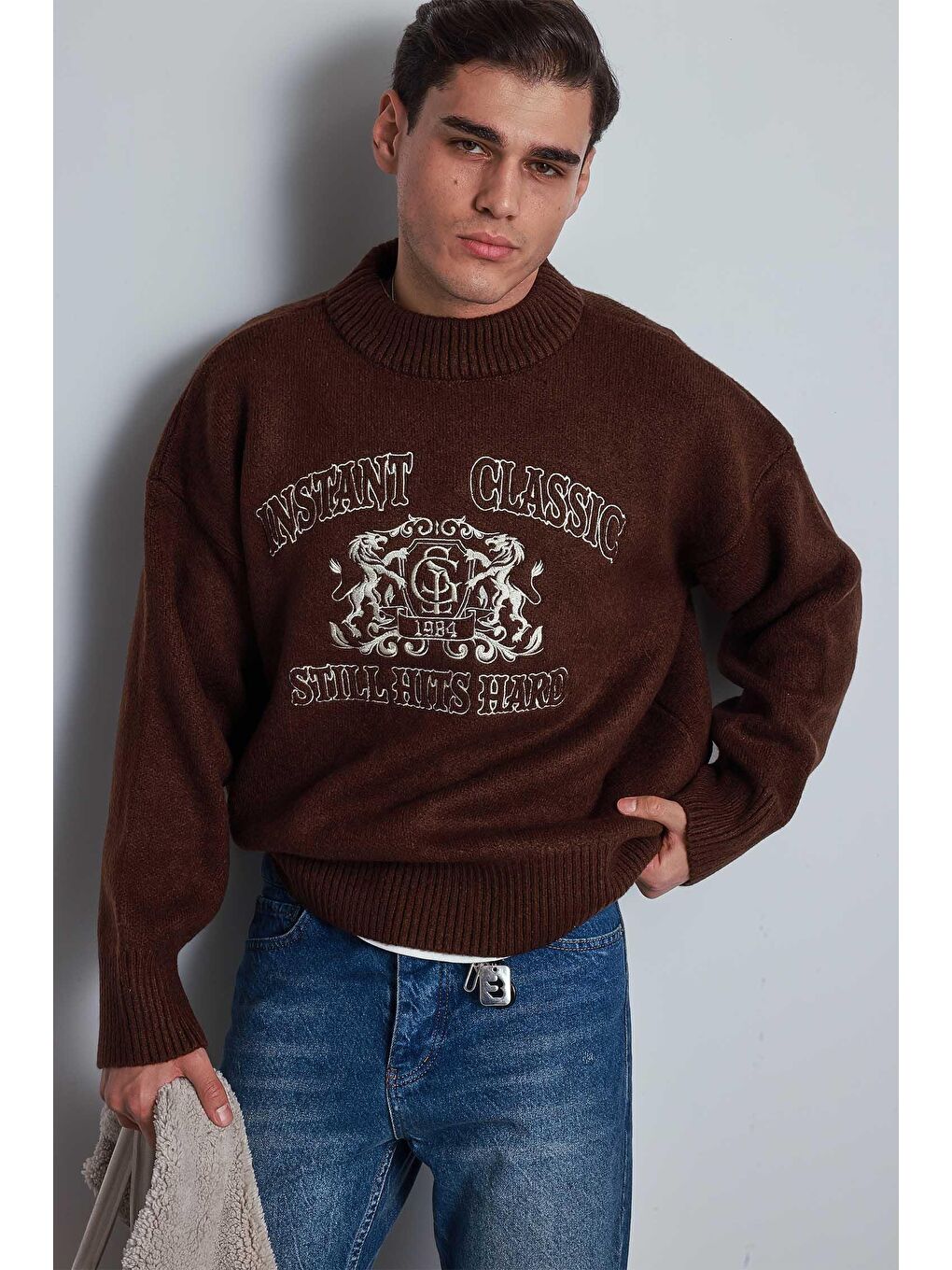 Kahverengi Erkek Oversize Bisiklet Yaka Nakışlı Triko Kazak Kahve-1