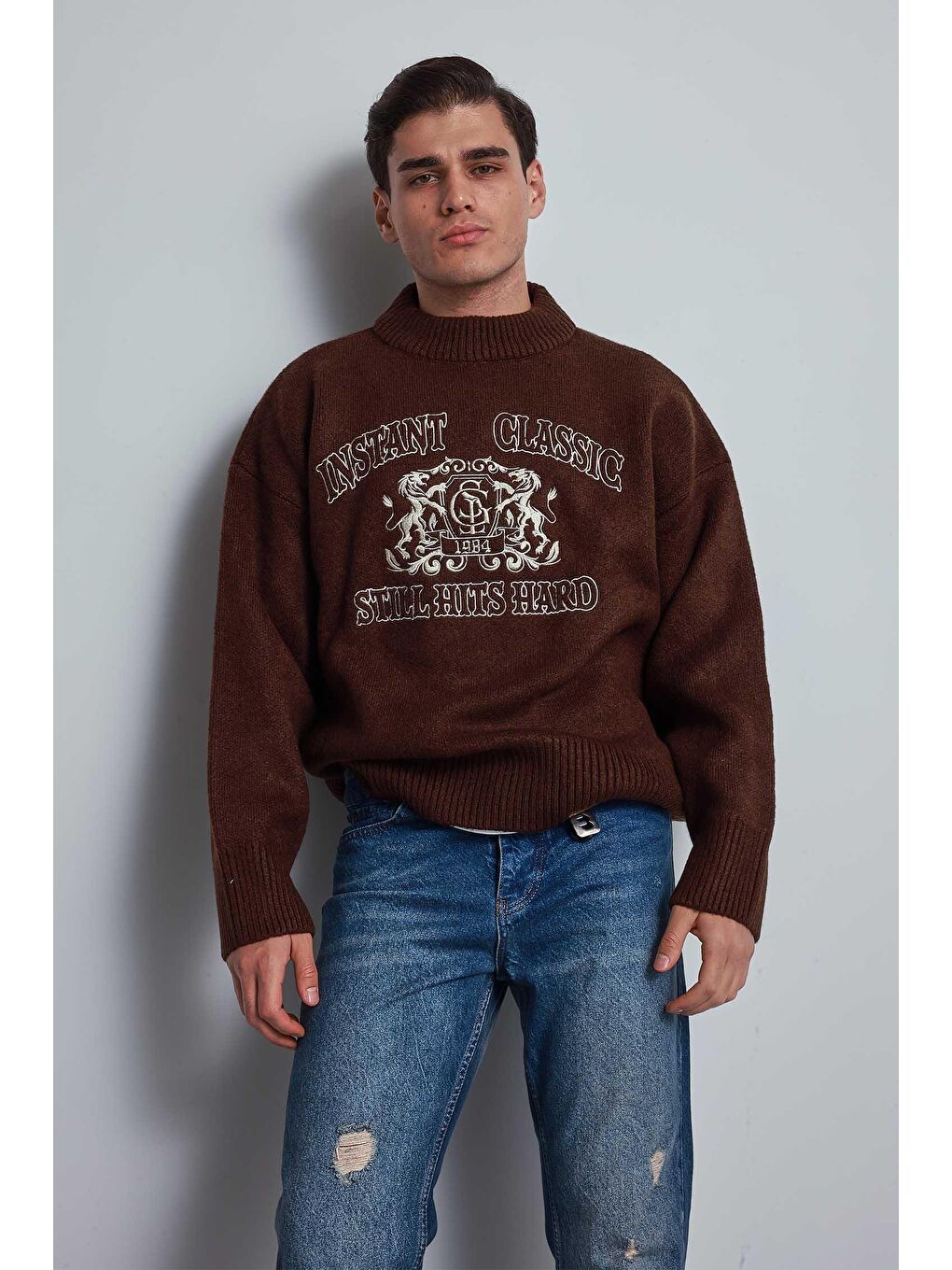 Kahverengi Erkek Oversize Bisiklet Yaka Nakışlı Triko Kazak Kahve-2