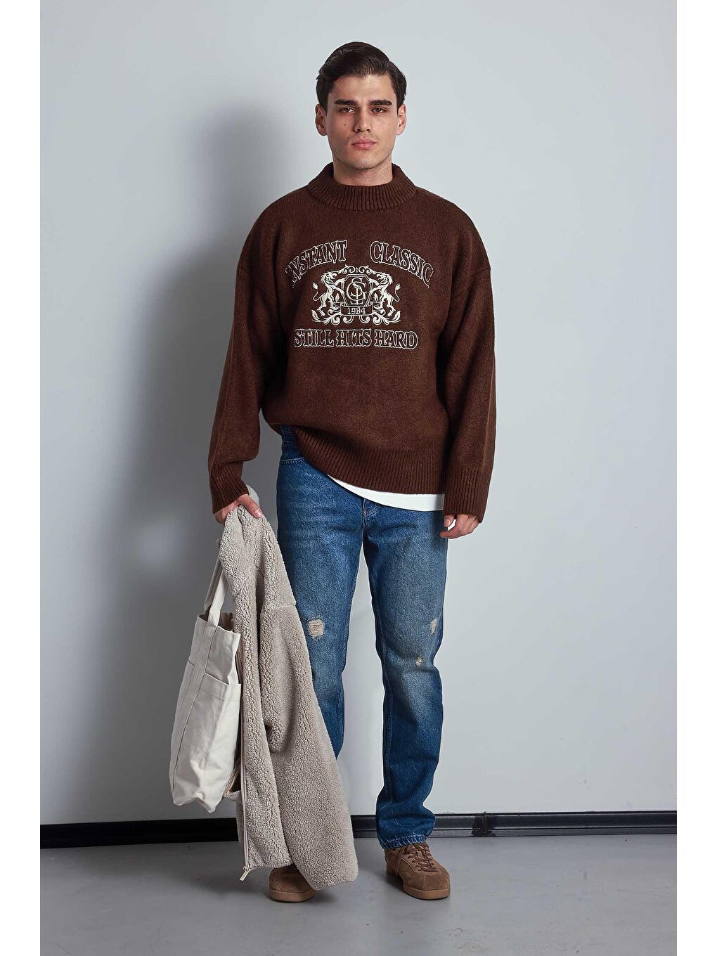 Kahverengi Erkek Oversize Bisiklet Yaka Nakışlı Triko Kazak Kahve-3