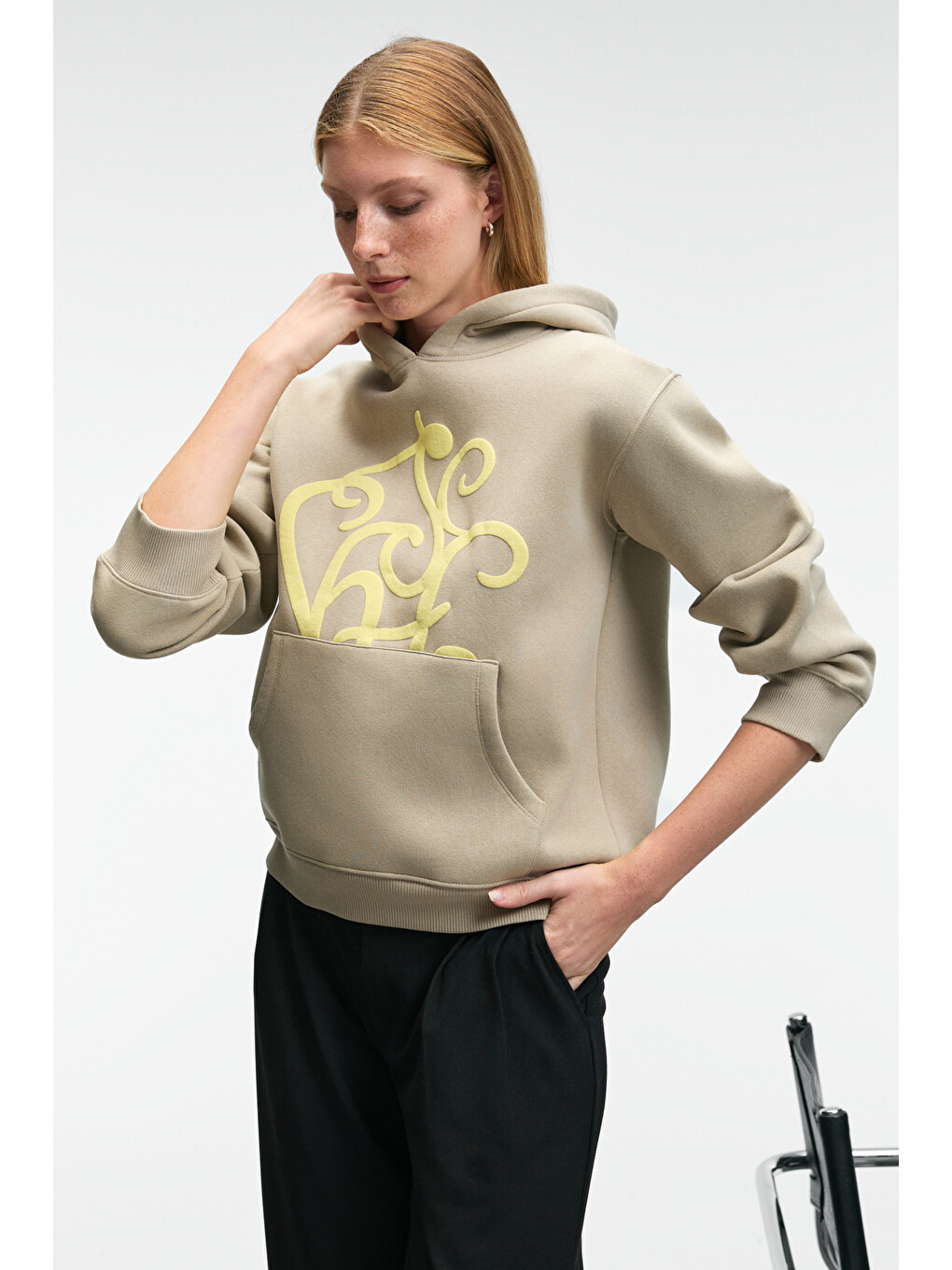 Bej Lıoraen Kadın Baskılı Relaxed Kanguru Cepli Kapüşonlu Taş Sweatshirt