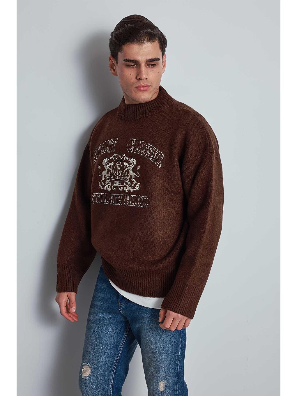 Kahverengi Erkek Oversize Bisiklet Yaka Nakışlı Triko Kazak Kahve-4