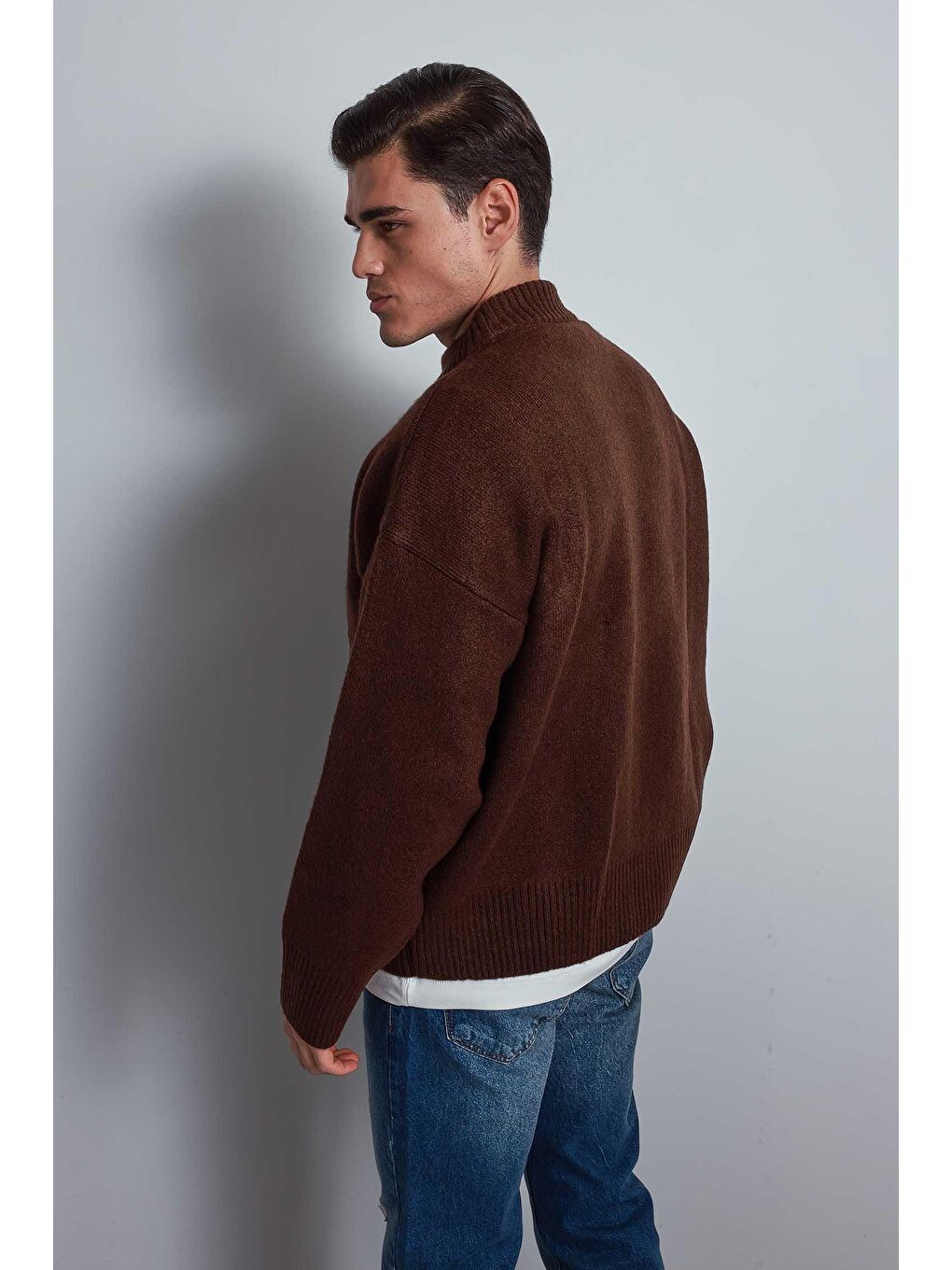 Kahverengi Erkek Oversize Bisiklet Yaka Nakışlı Triko Kazak Kahve-5