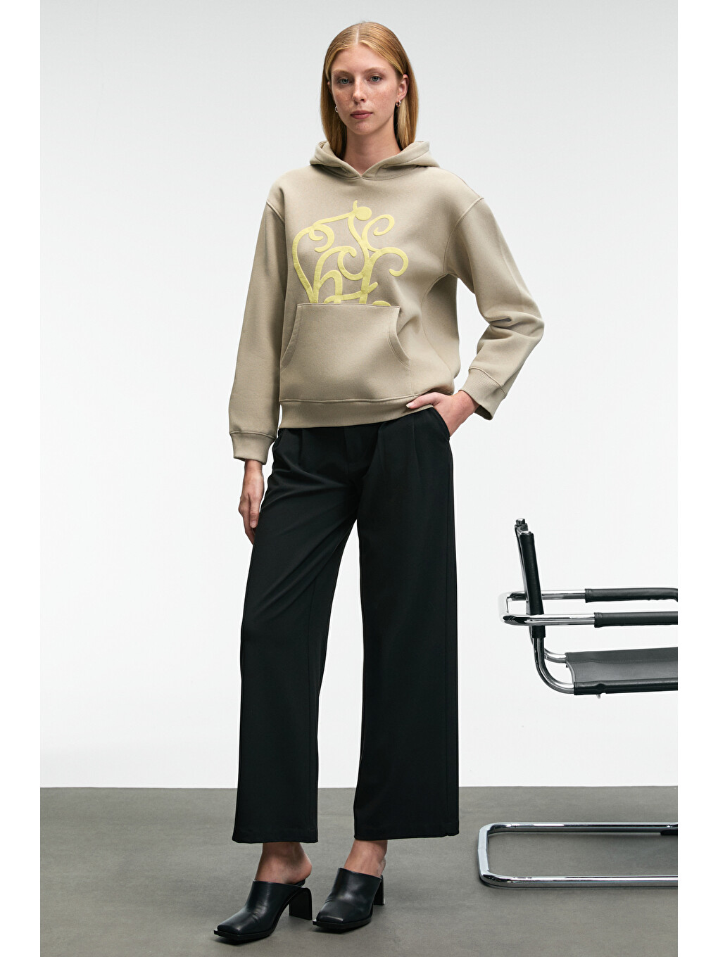 Bej Lıoraen Kadın Baskılı Relaxed Kanguru Cepli Kapüşonlu Taş Sweatshirt-1