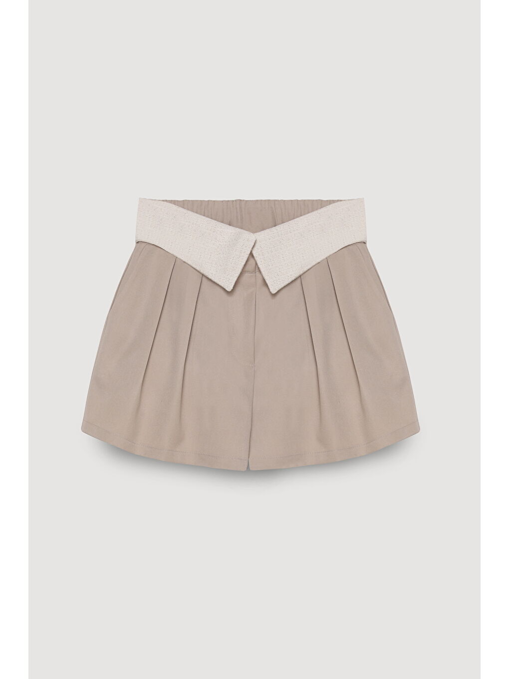 Bel Detaylı Pileli Mini Şort Bej