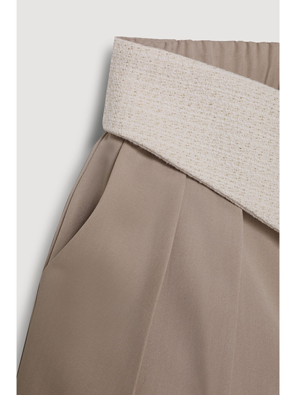 Bel Detaylı Pileli Mini Şort Bej-1