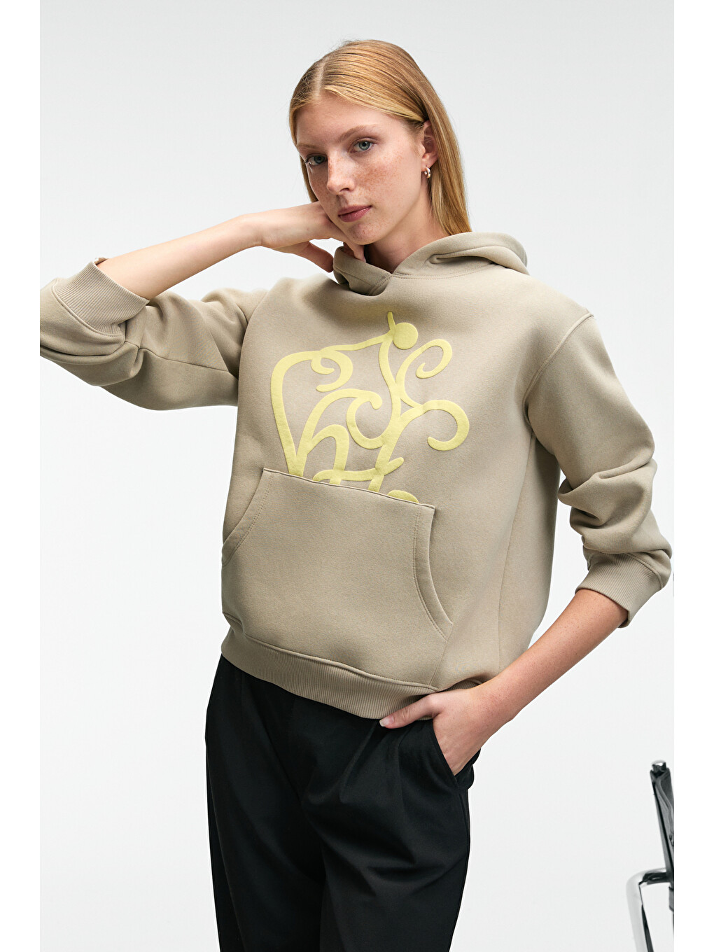 Bej Lıoraen Kadın Baskılı Relaxed Kanguru Cepli Kapüşonlu Taş Sweatshirt-3