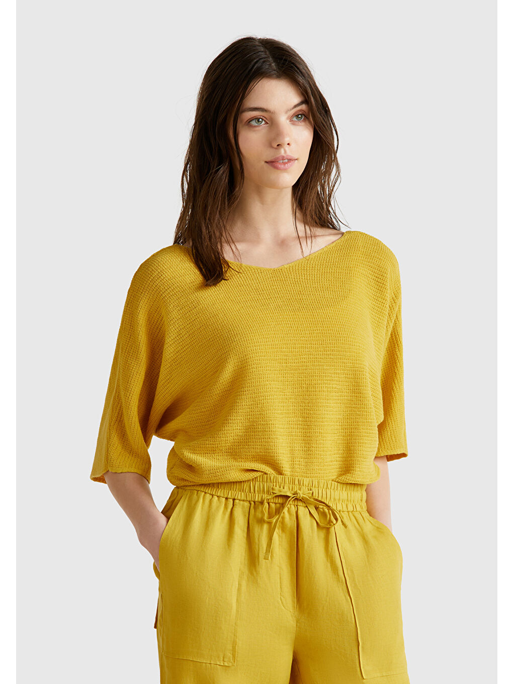 Kadın Sarı Pamuk ve Keten Karışımlı Çizgili Dikişsiz V Yaka Kolsuz Üst