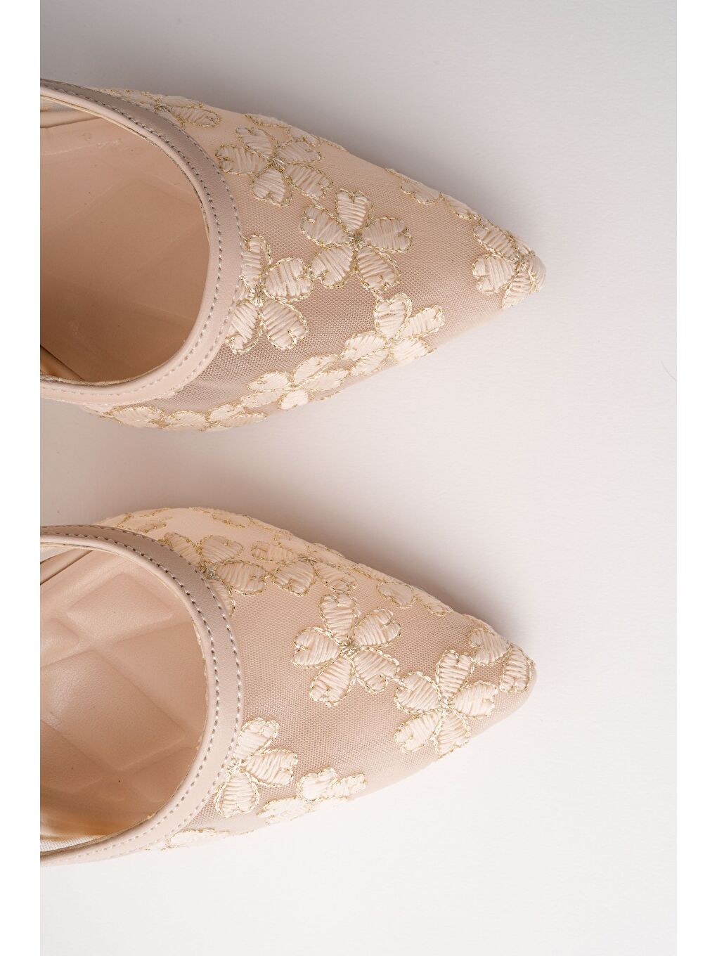 Bej ARİS Dantel Detaylı Sivri Burun Arkası Açık İnce Topuklu Kadın Abiye Ayakkabı-5
