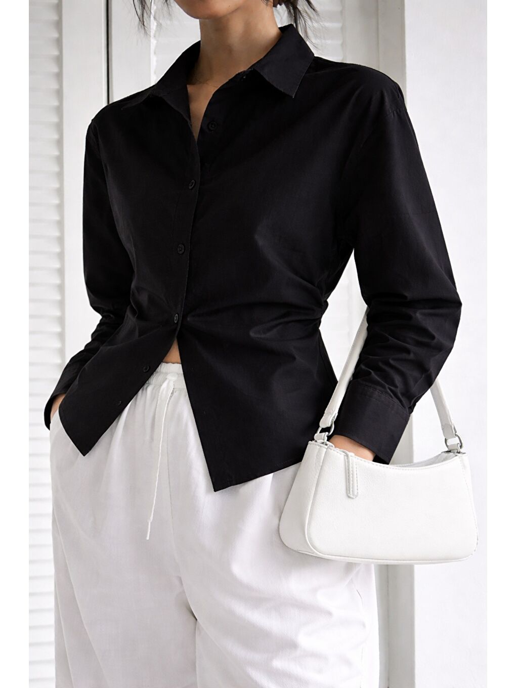 Siyah Kadın Yan Büzgü Detaylı Gömlek Elastanlı Pamuklu Uzun Kollu Gömlek-3