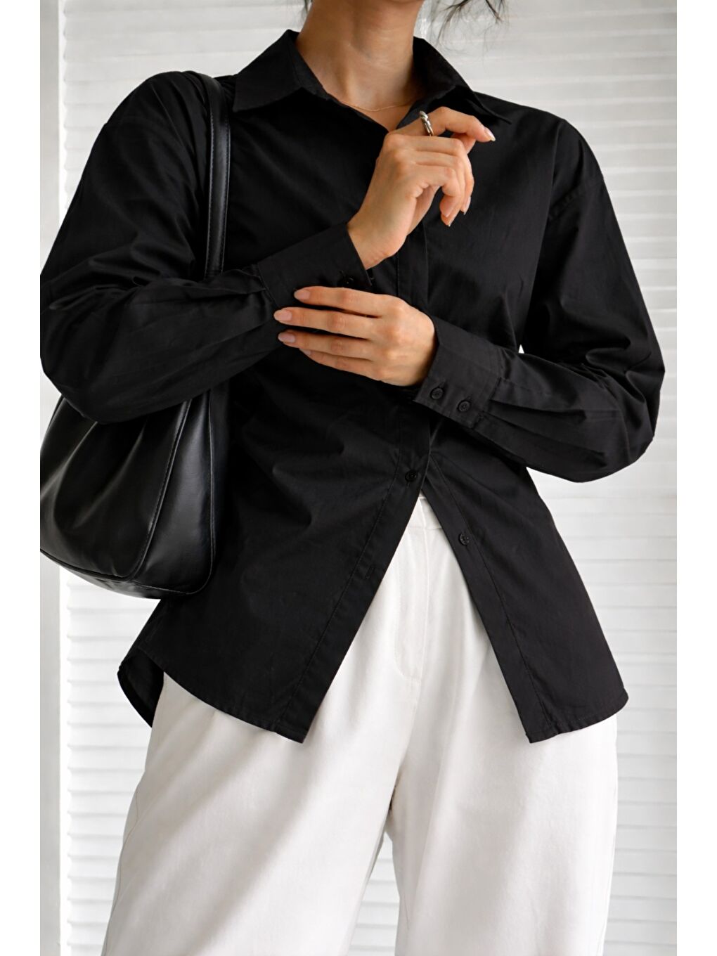 Siyah Kadın Yan Büzgü Detaylı Gömlek Elastanlı Pamuklu Uzun Kollu Gömlek-4