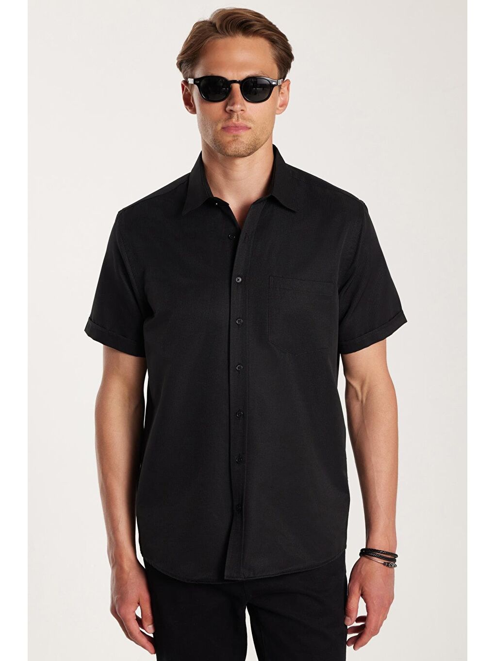 Erkek Regular Fit Klasik Kesim Kısa Kollu Pamuklu Tek Cepli Armürlü Siyah Gömlek-3
