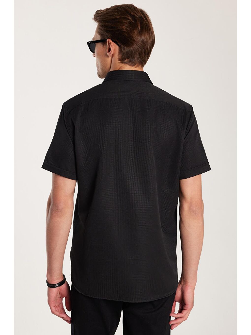 Erkek Regular Fit Klasik Kesim Kısa Kollu Pamuklu Tek Cepli Armürlü Siyah Gömlek-4