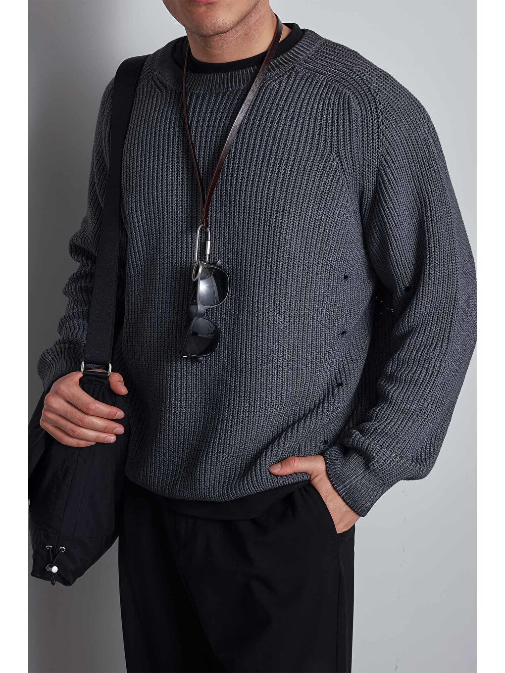 Erkek Oversize Yıkamalı Distressed Triko Kazak Siyah-1