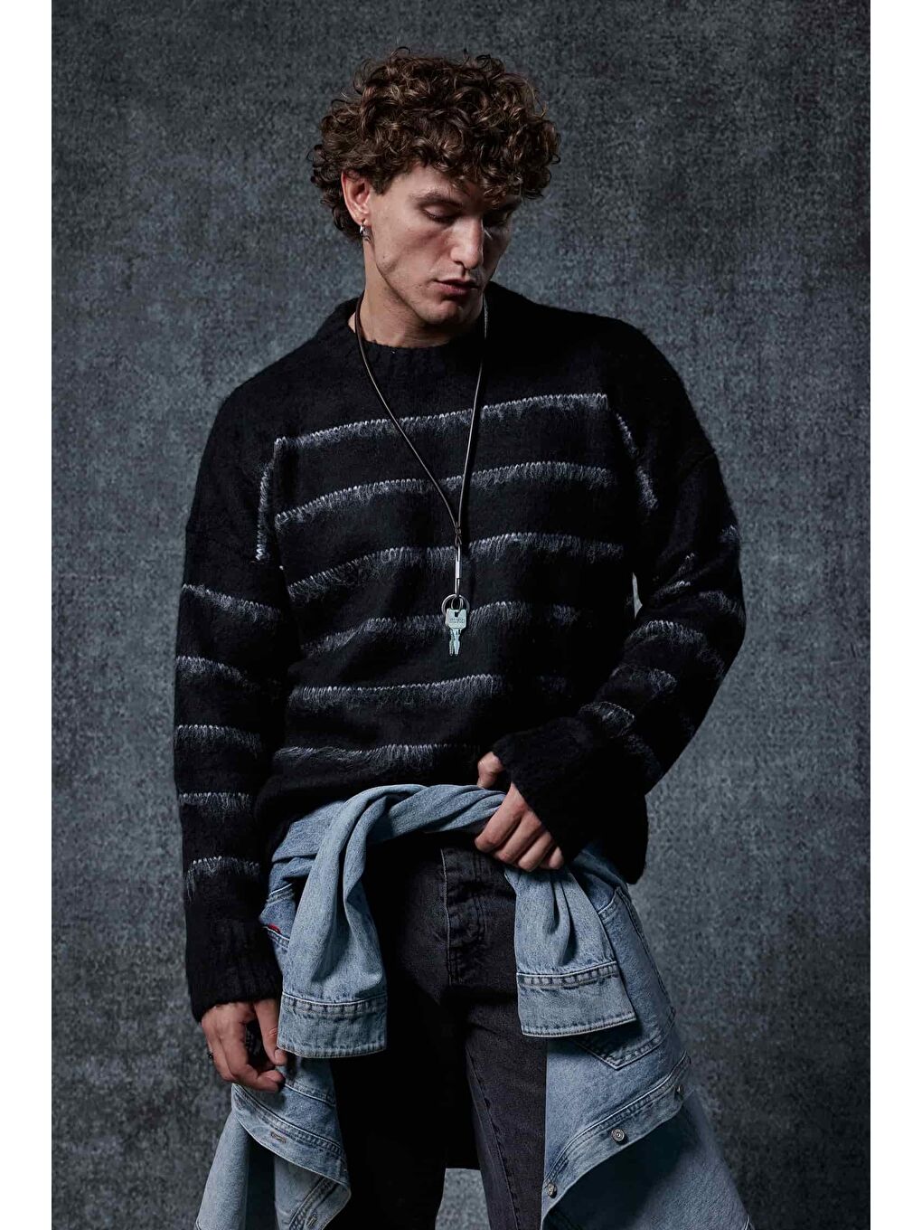 Erkek Oversize Çizgili Tüylü Triko Kazak Siyah-1