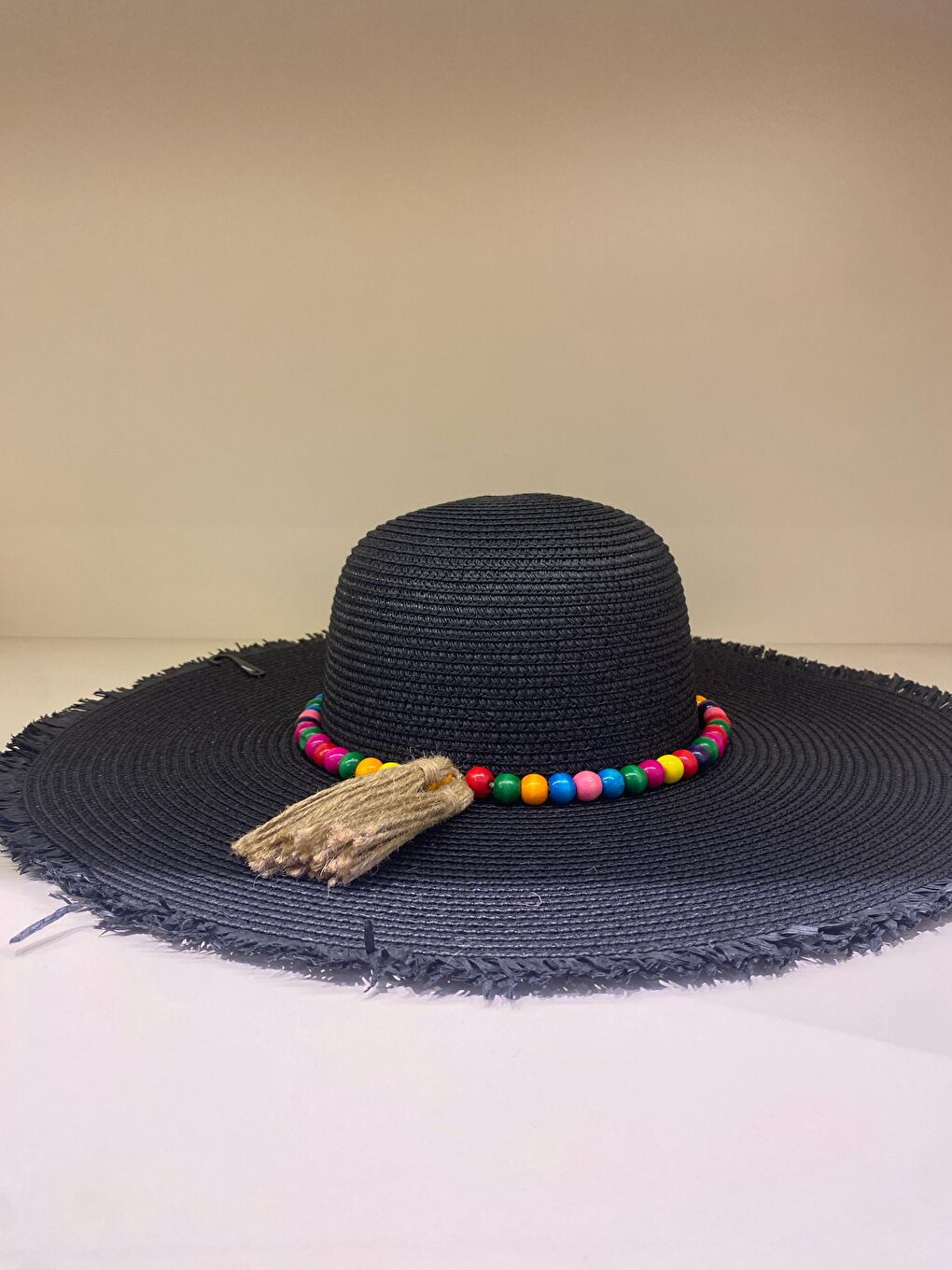 Siyah Geniş Kenarlı Renkli Boncuk Detaylı Hasır Şapka HSR2087