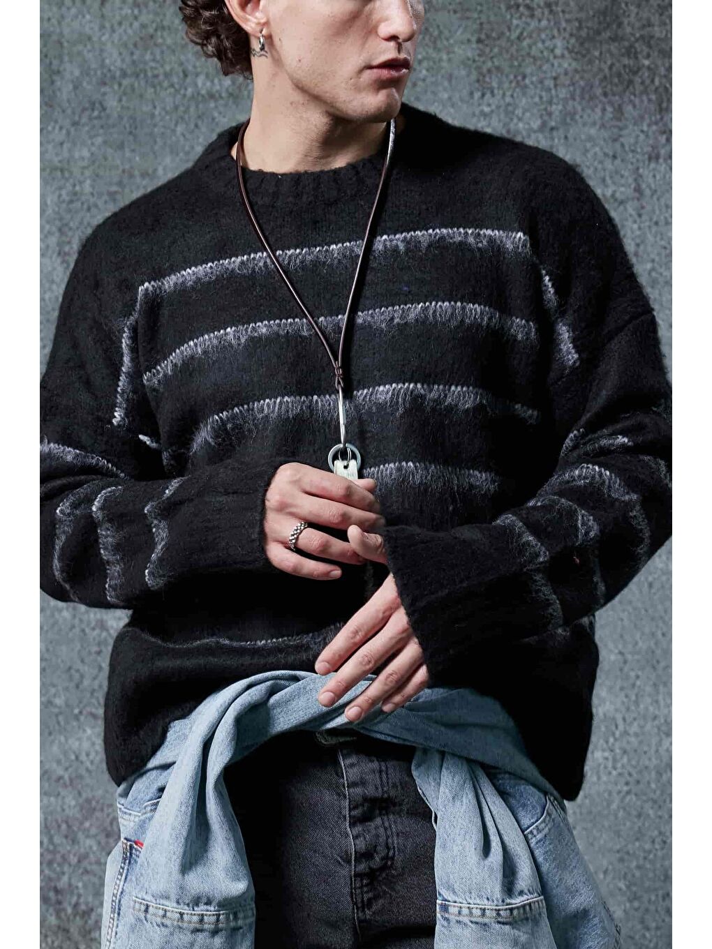 Erkek Oversize Çizgili Tüylü Triko Kazak Siyah-2