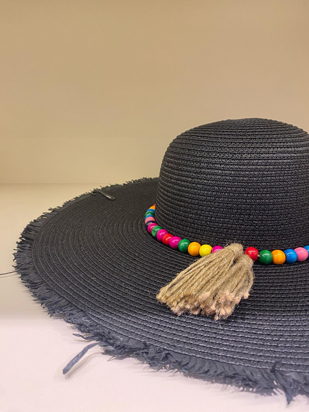 Siyah Geniş Kenarlı Renkli Boncuk Detaylı Hasır Şapka HSR2087-1