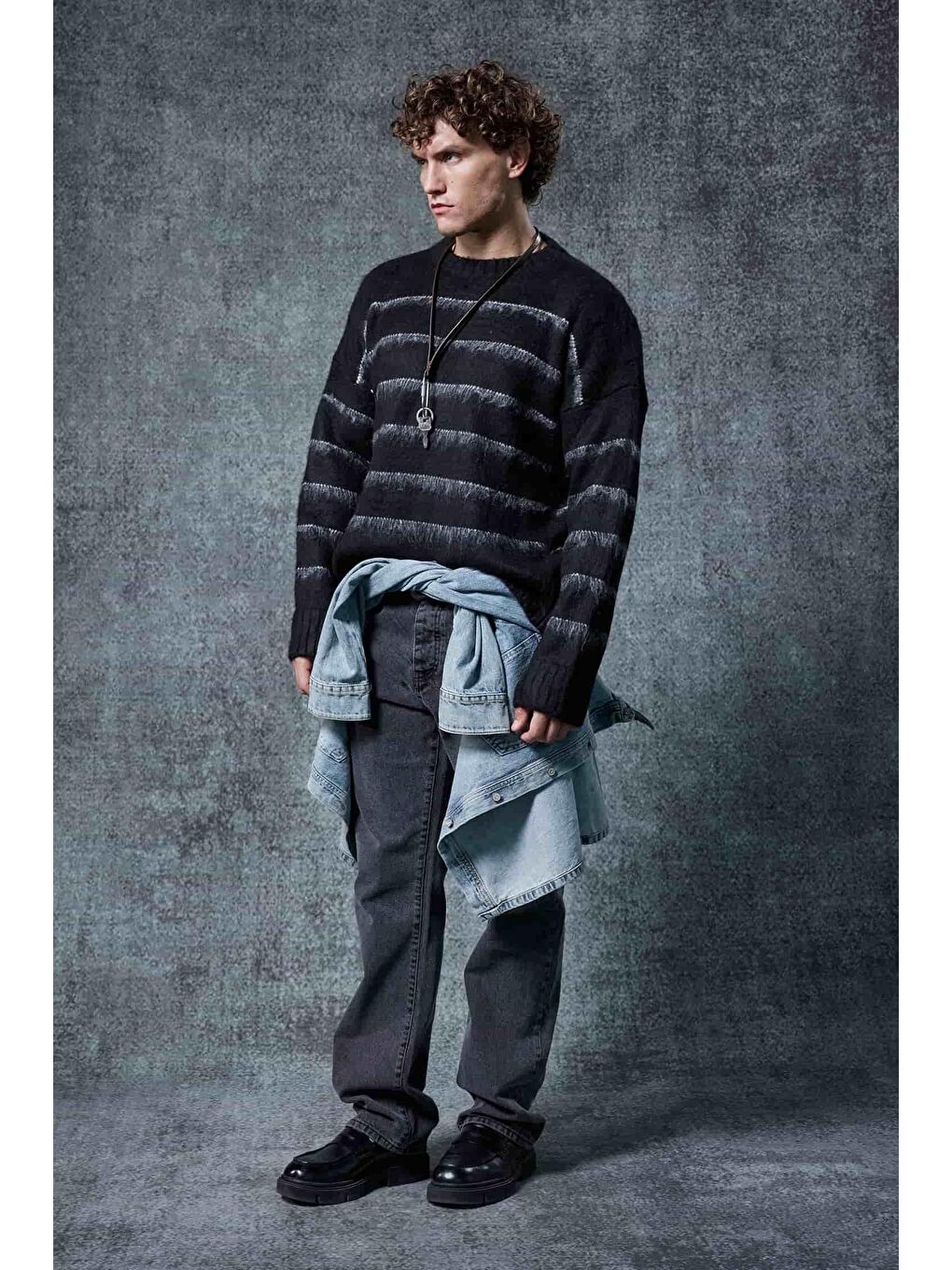 Erkek Oversize Çizgili Tüylü Triko Kazak Siyah-4