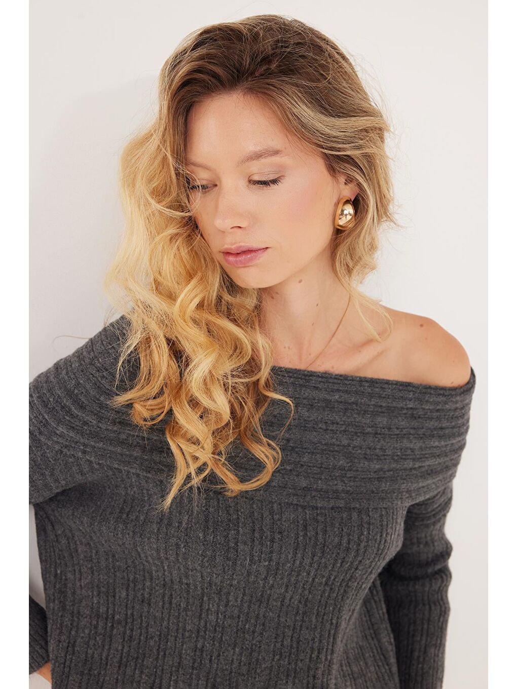 Kadın Regular Fit Klasik Kesim Uzun Kollu Omzu Açık Antrasit Kazak-1