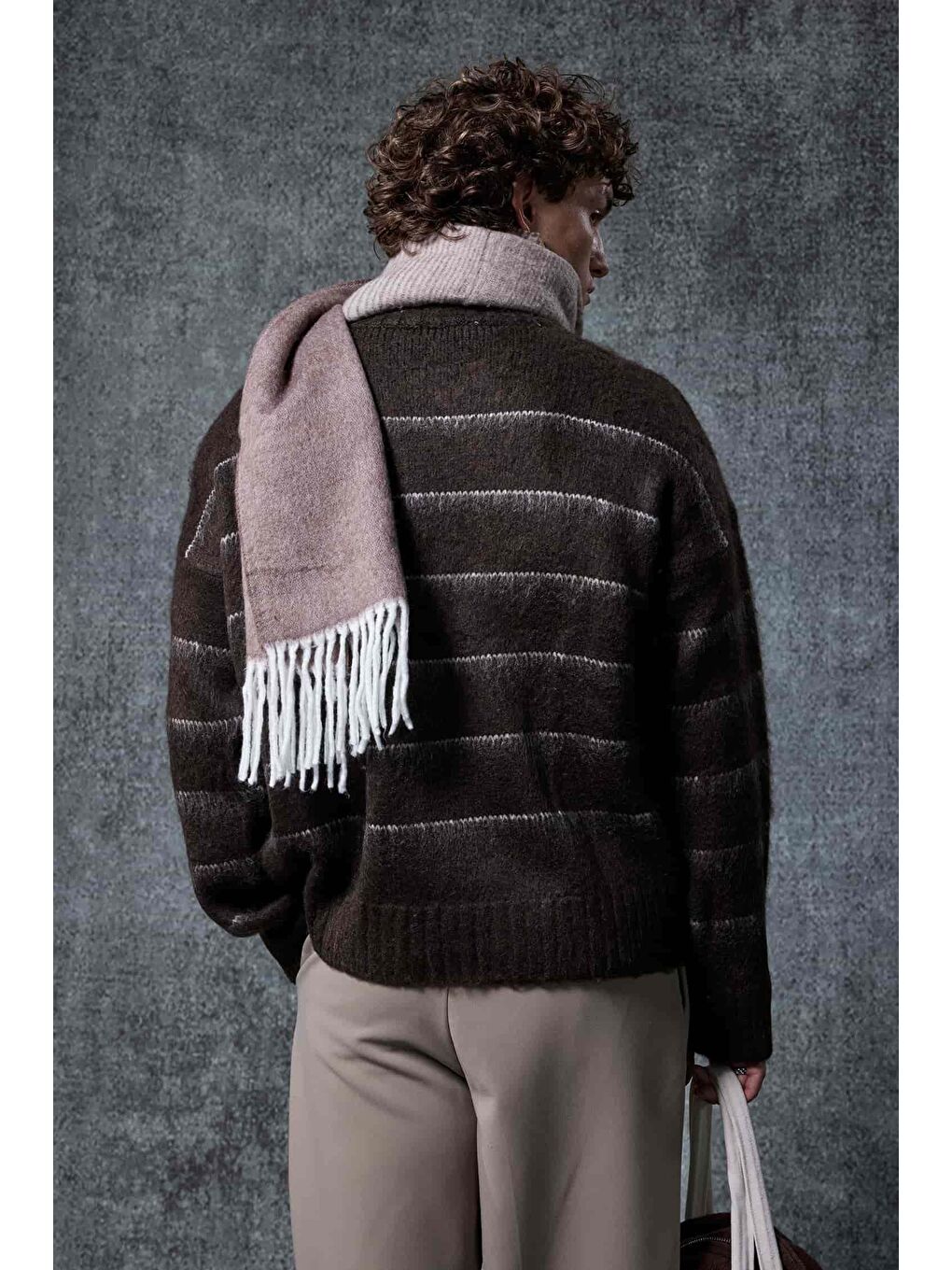 Erkek Oversize Çizgili Tüylü Triko Kazak Kahverengi-5