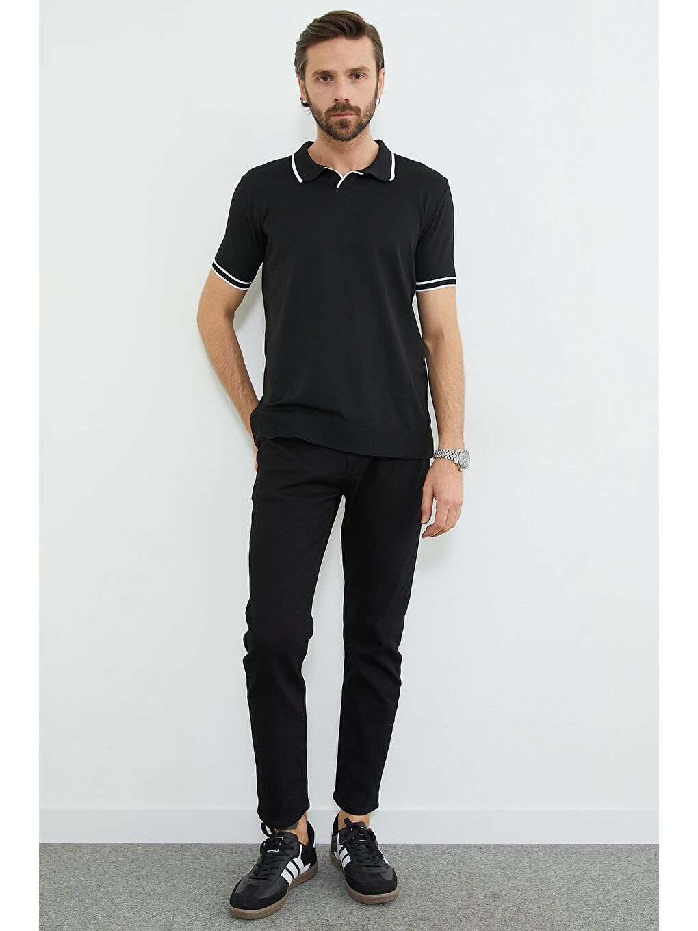 Siyah Yaka Ve Kol Çizgili Apaş Yaka Triko Tişört-2