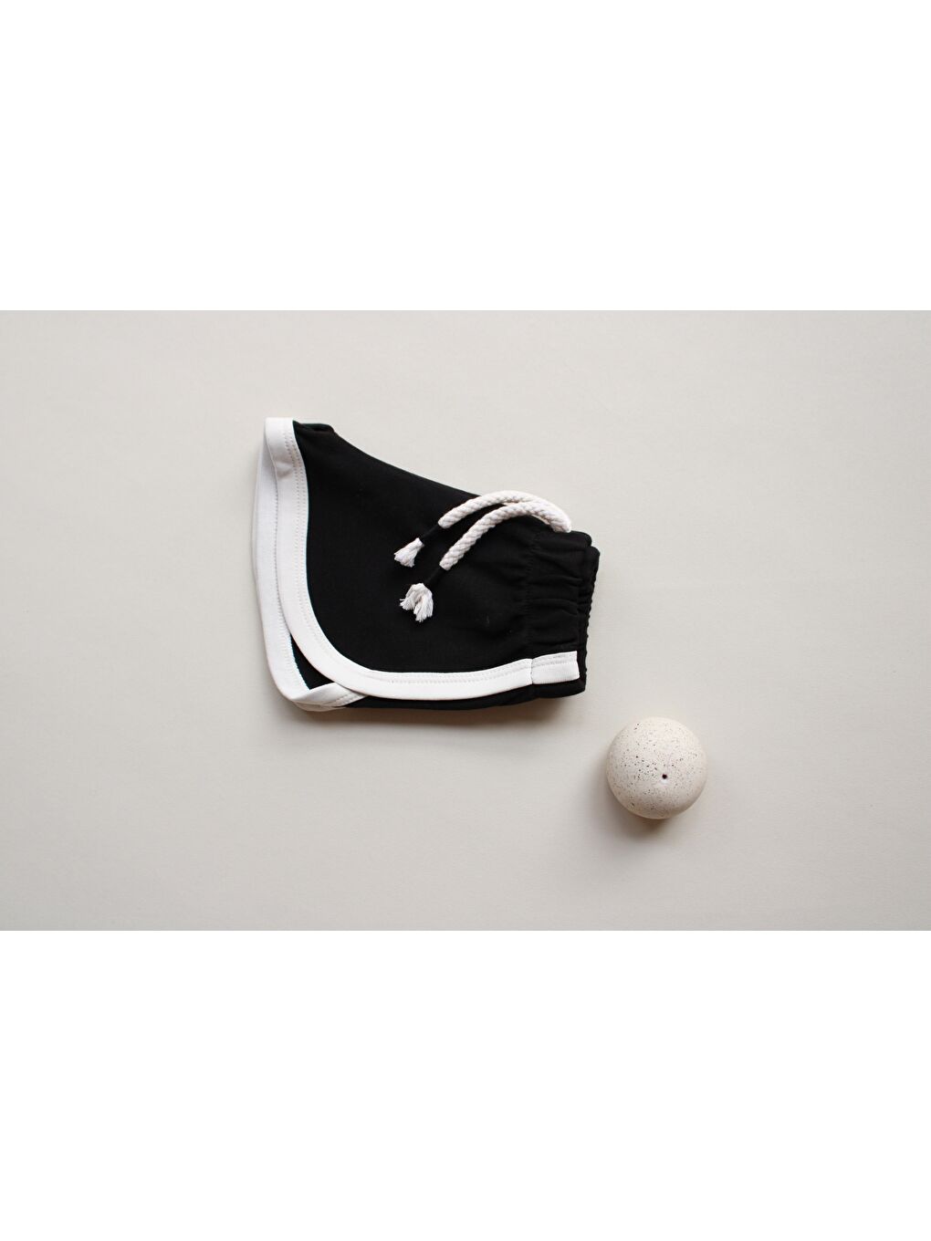 Siyah Biyeli Bağcıklı Şort-2