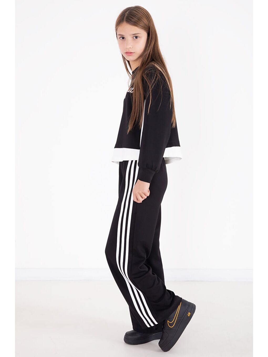 Siyah Şerit Detaylı Yazılı Geniş Paça Kız Çocuk Takım 22772-4