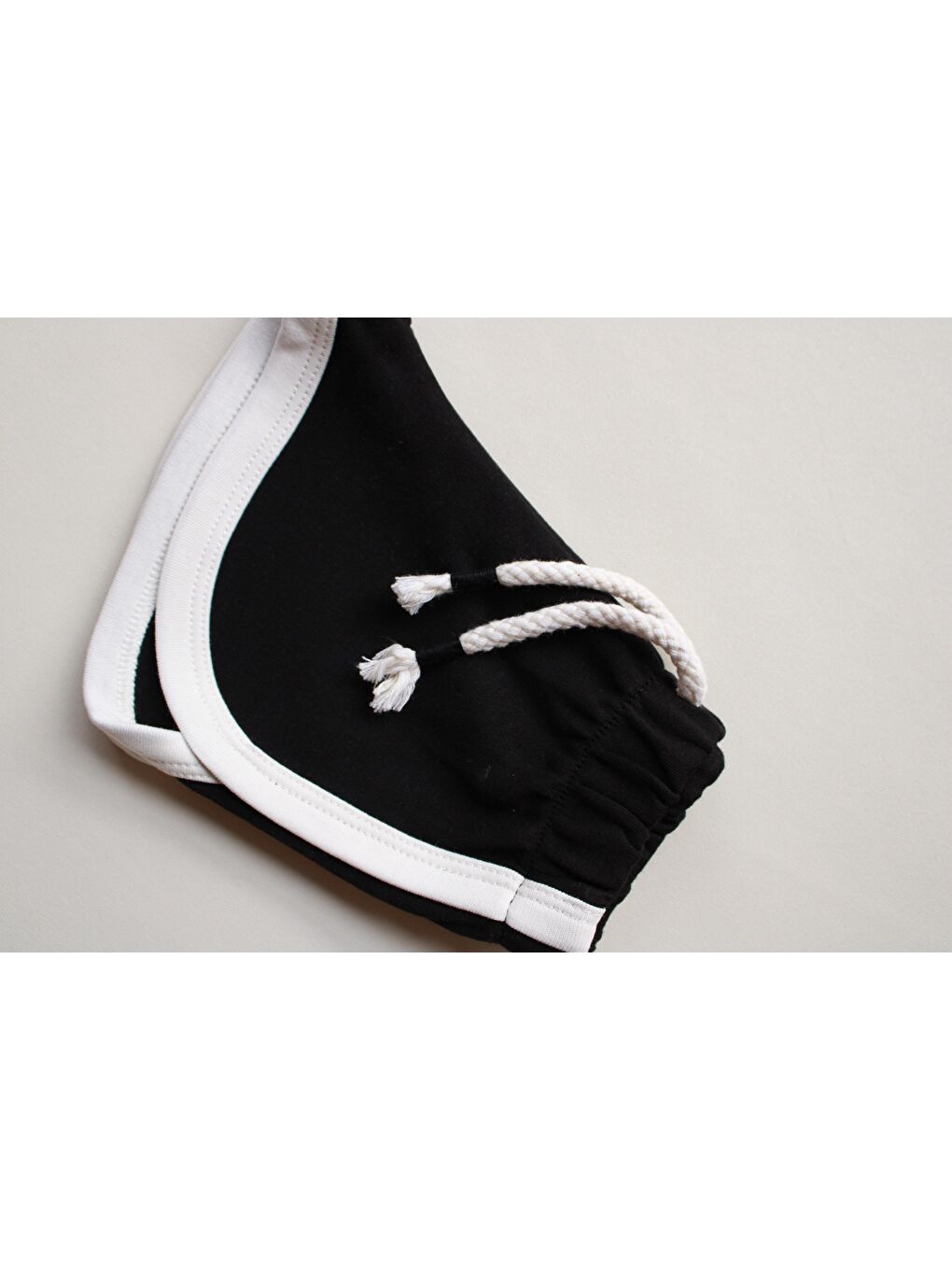 Siyah Biyeli Bağcıklı Şort-4