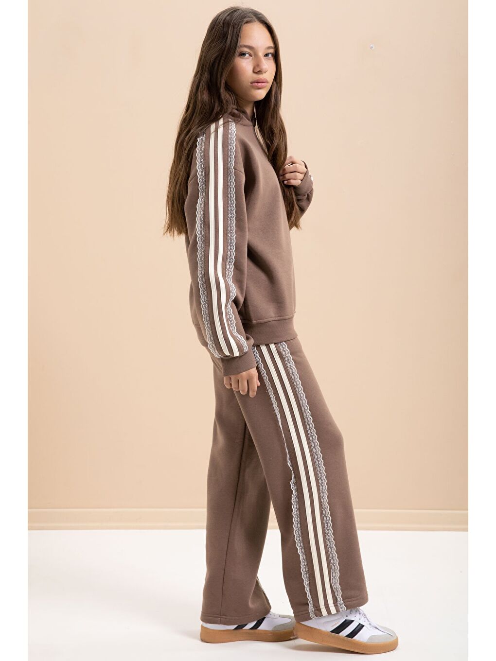 Kahverengi 3 İplik Şardonlu Şeritli Dantel Detaylı Kız Çocuk Kapüşonlu Eşofman Takımı 22721-2