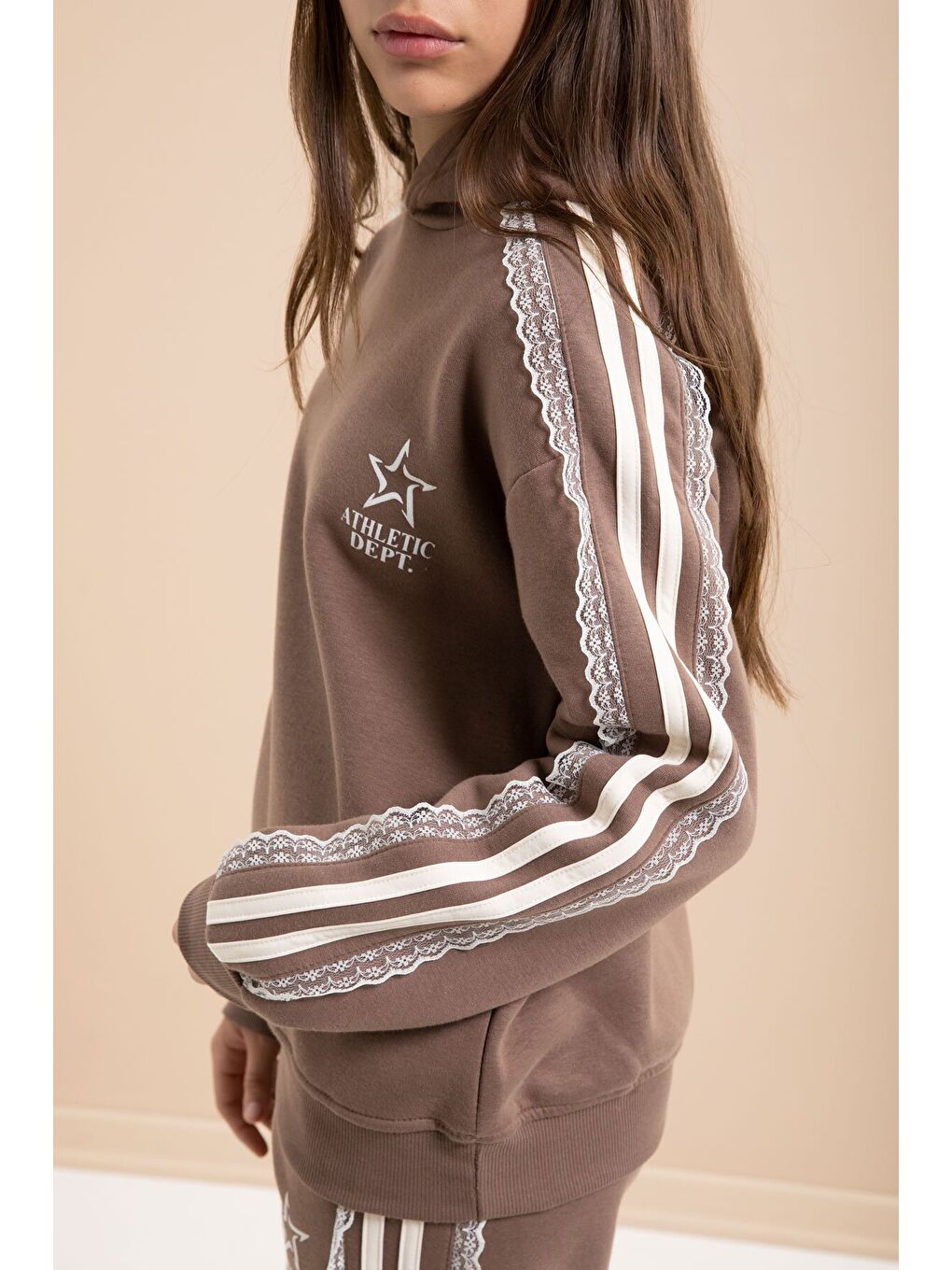 Kahverengi 3 İplik Şardonlu Şeritli Dantel Detaylı Kız Çocuk Kapüşonlu Eşofman Takımı 22721-3