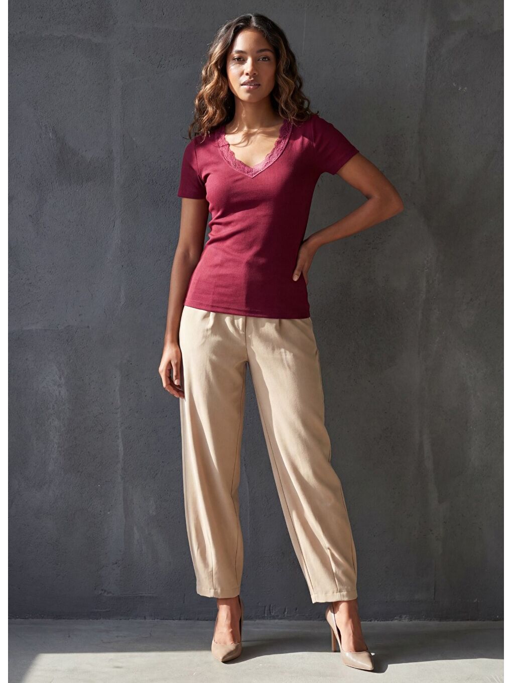 Bordo V Yaka Dantel Detaylı Fitilli Kadın Tişört Mg2705