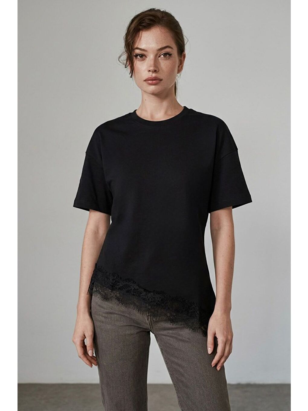 Siyah Dantel Detaylı Belden Oturtmalı Asimetrik Kadın Tişört Mg2719-3