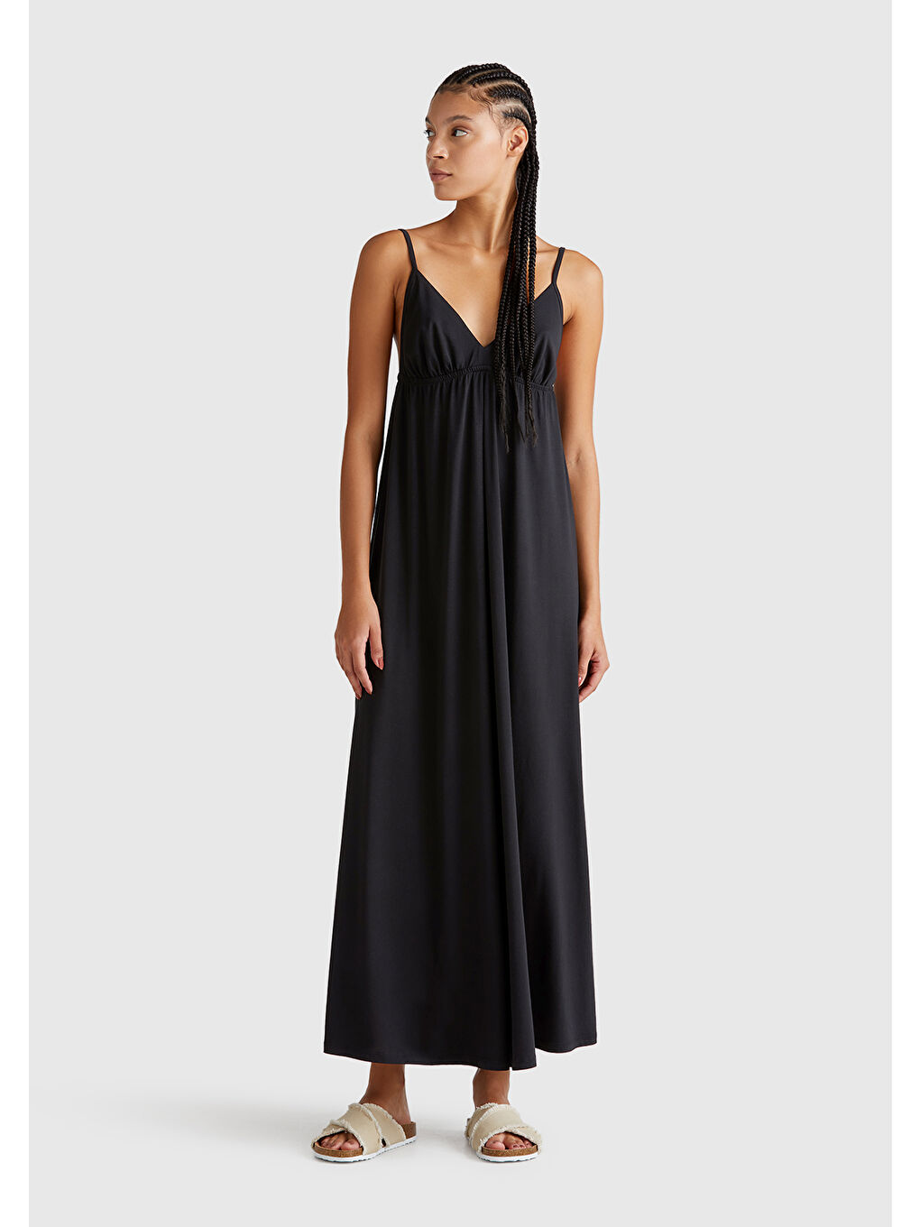 Kadın Siyah Pamuk ve Viskoz Karışımlı Pileli Askılı V Yaka Uzun Elbise