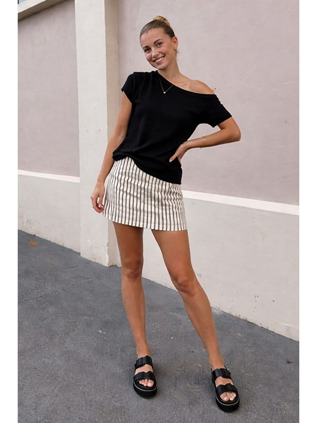 Siyah Salaş Fit Düşük Omuz Tişört Mg2814