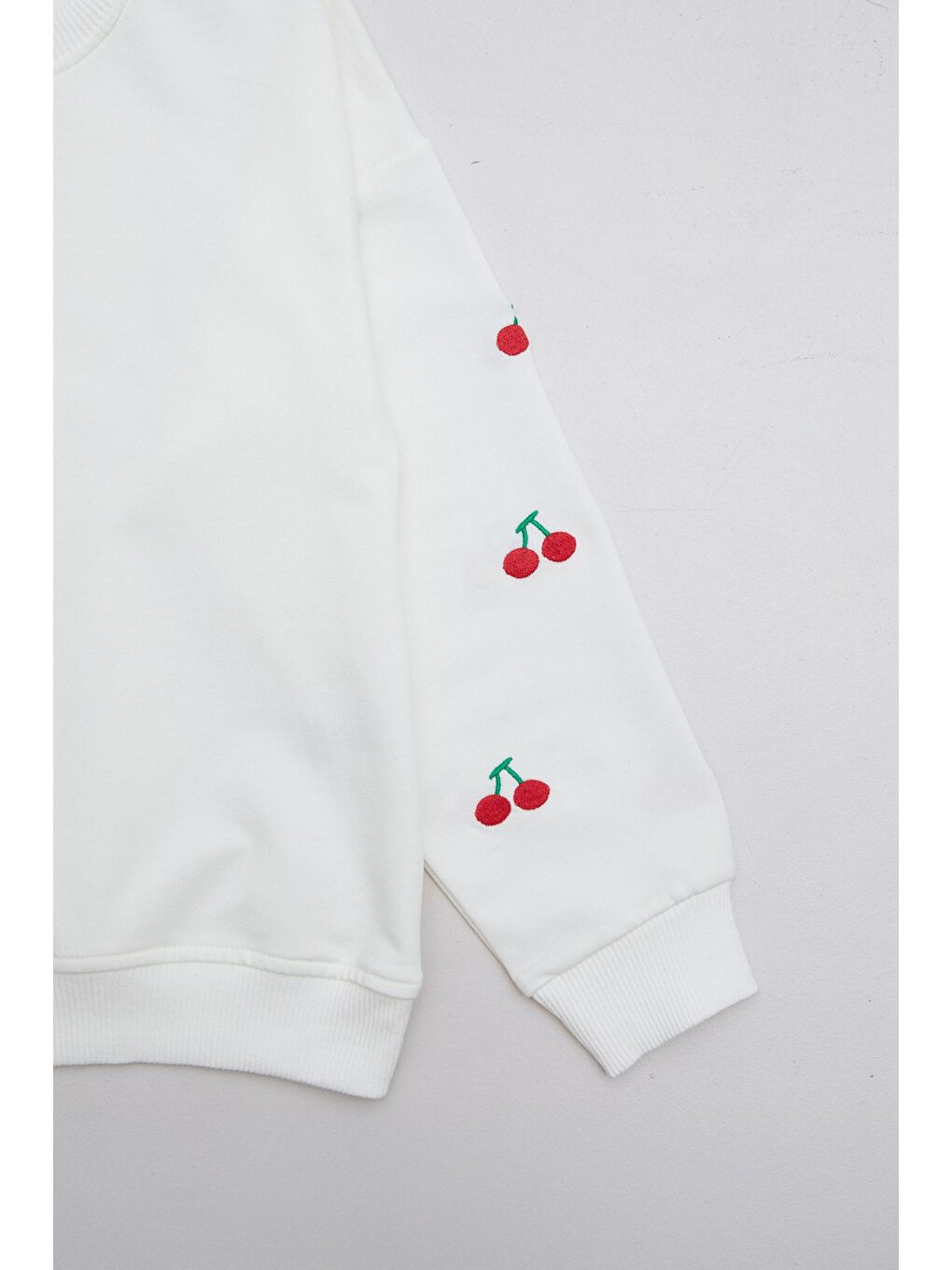 Ekru Kolları Kiraz Nakışlı Kız Çocuk Sweatshirt-1