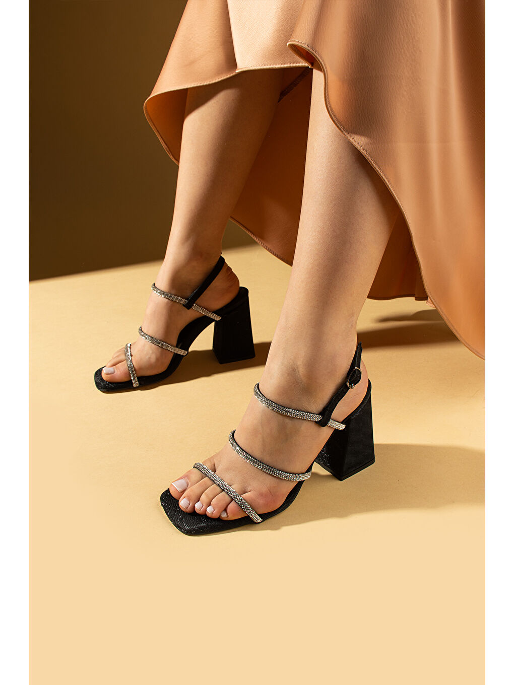 Siyah Taş Bantlı Tokalı Kalın Topuklu Kadın Ayakkabı 82-42-25Sim
