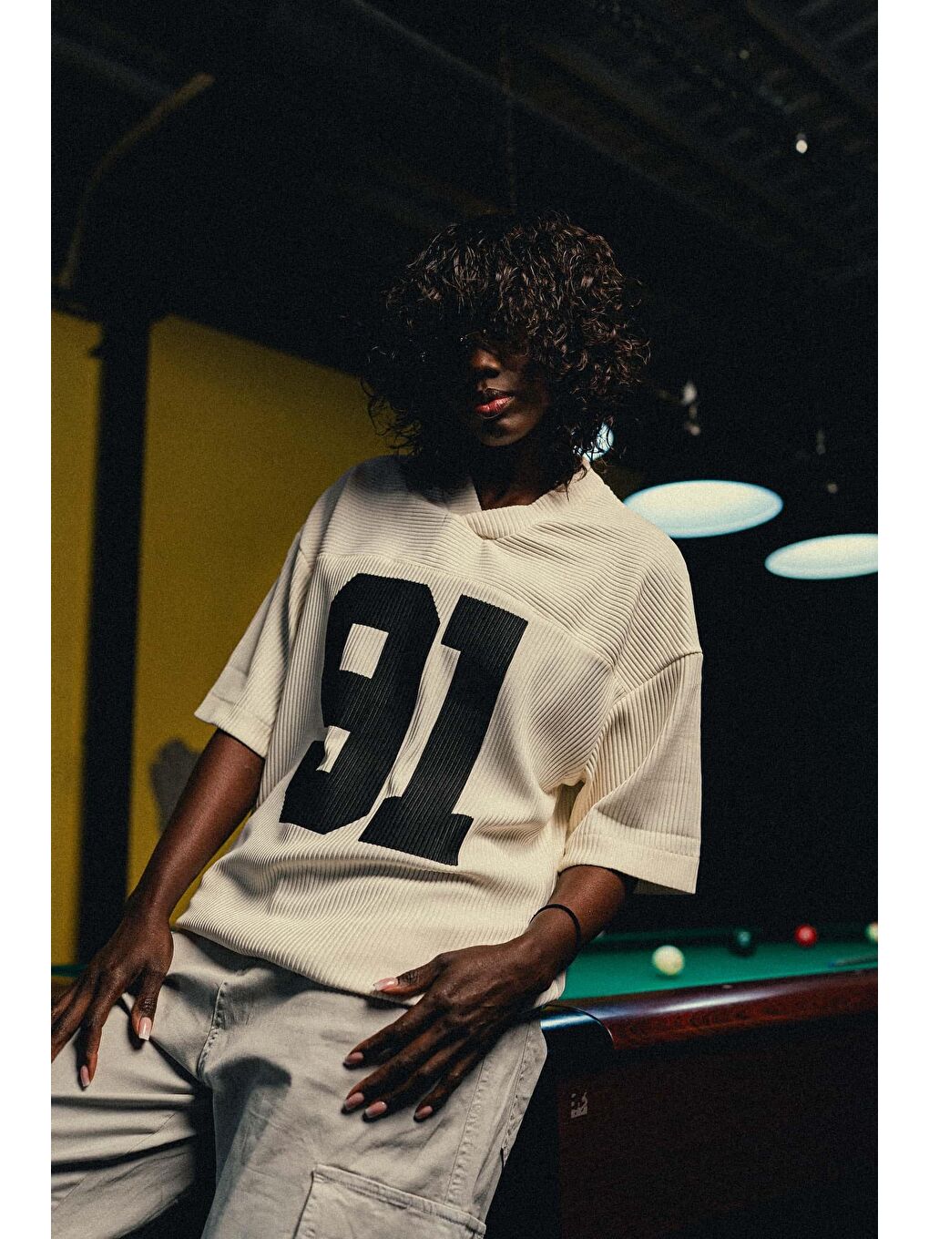 Erkek Oversize Baskılı V Yaka Forma Tişört Ekru-1