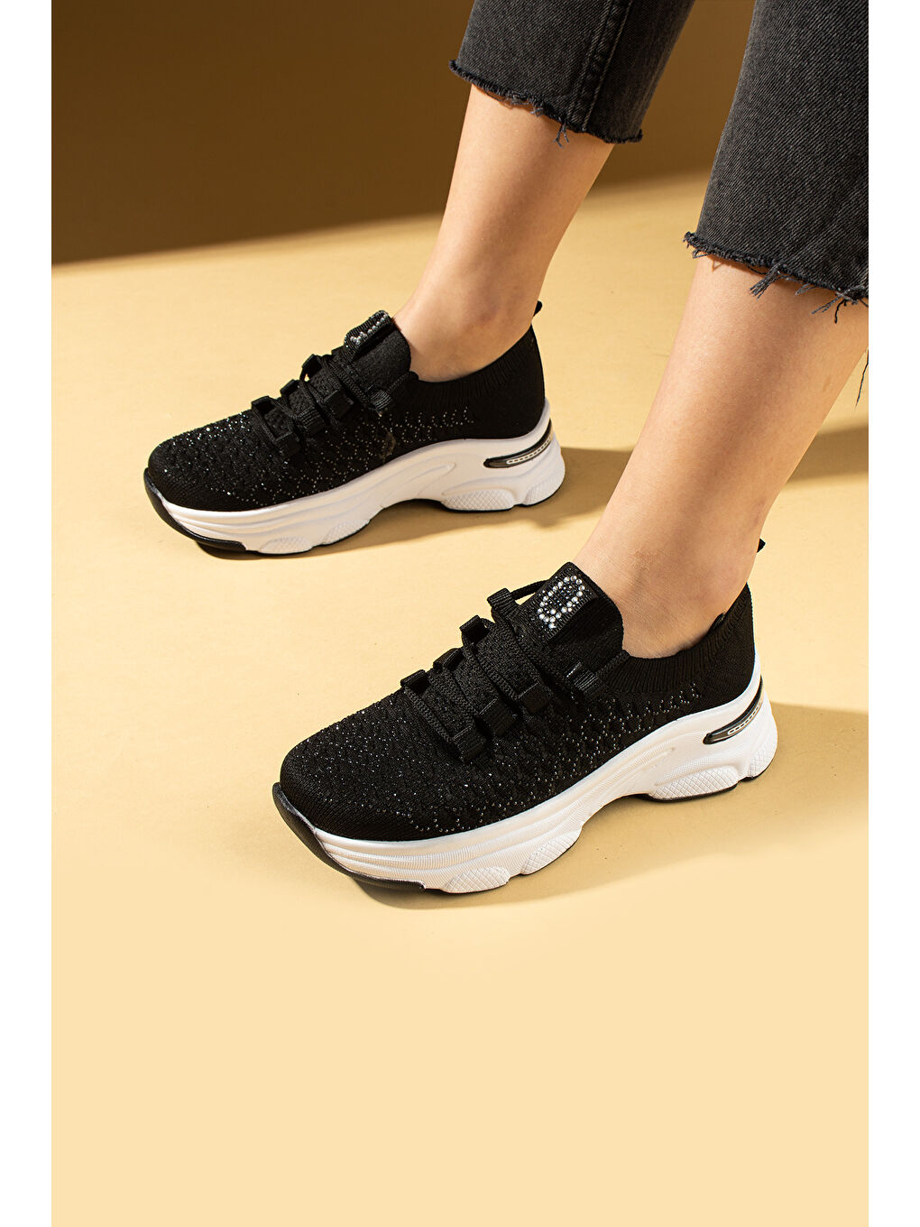 Siyah Parlak Taş Detaylı Bağcıklı Triko Rahat Taban Kadın Sneakers 36-872-25
