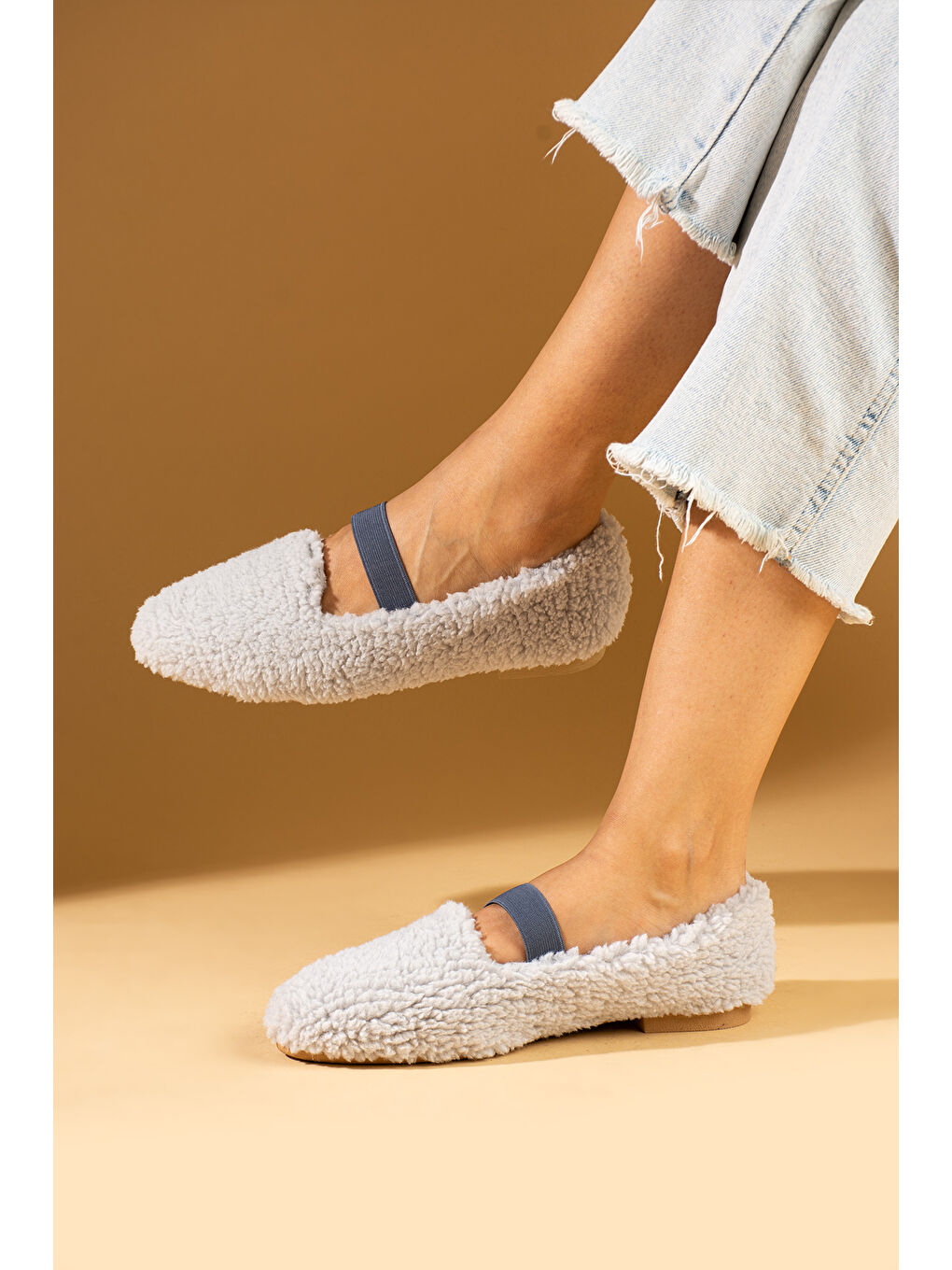 Gri Pelüş Tüylü Lastikli Rahat Kalıp Kadın Babet 81 22 24-2