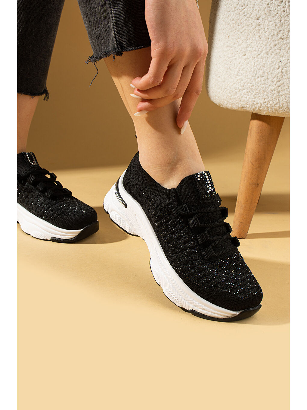 Siyah Parlak Taş Detaylı Bağcıklı Triko Rahat Taban Kadın Sneakers 36-872-25-1