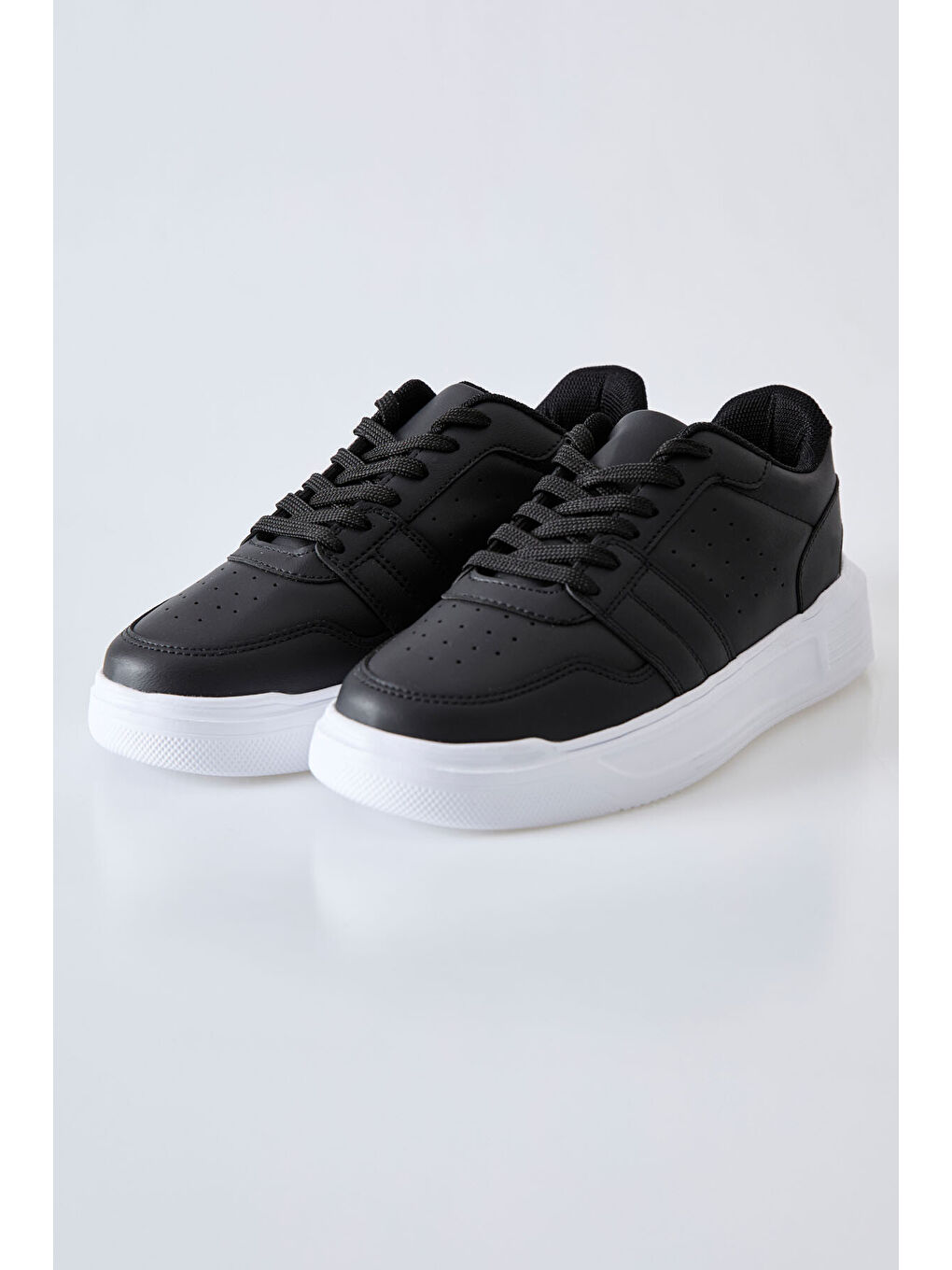 Siyah-Beyaz Bağcıklı Delikli Suni Deri Erkek Spor Ayakkabı - 89125-1