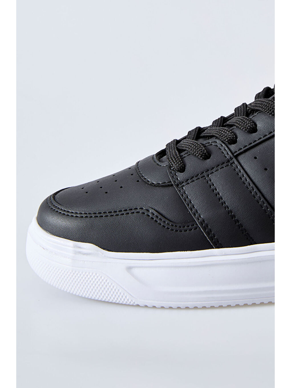 Siyah-Beyaz Bağcıklı Delikli Suni Deri Erkek Spor Ayakkabı - 89125-3