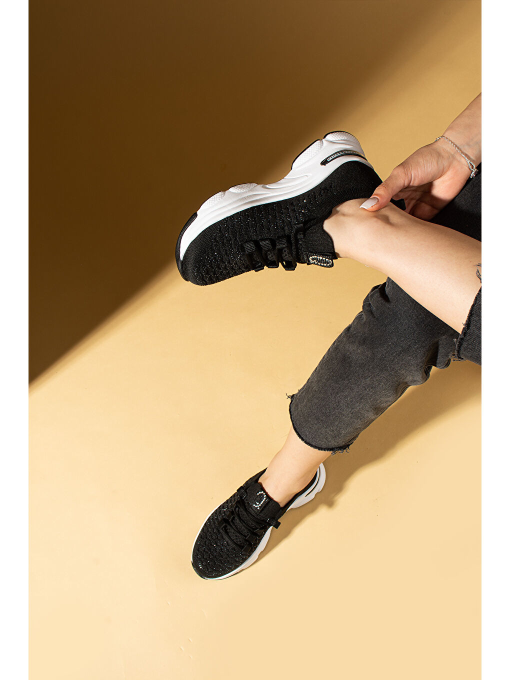 Siyah Parlak Taş Detaylı Bağcıklı Triko Rahat Taban Kadın Sneakers 36-872-25-2