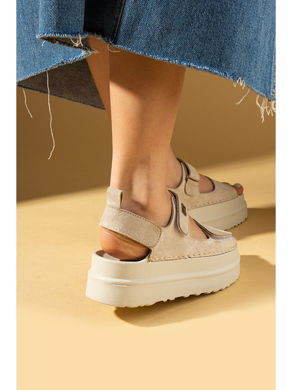 Bej Kalın Taban Ayarlanabilir Cırtlı Kadın Sandalet 024-025-25Süet-2