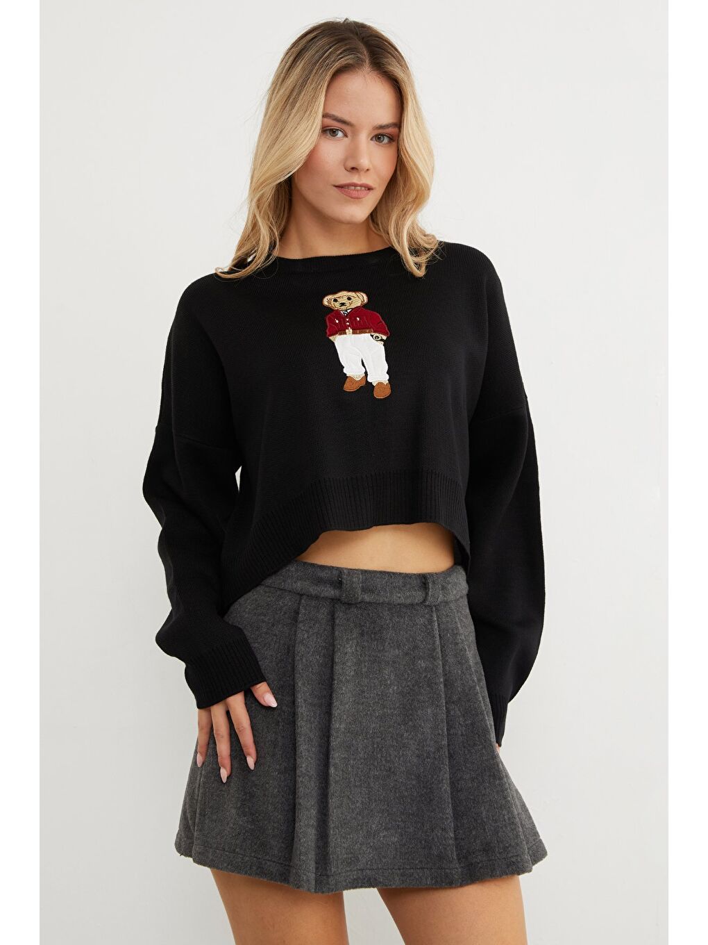 Siyah Ayıcık Nakışlı Oversize Crop Kazak